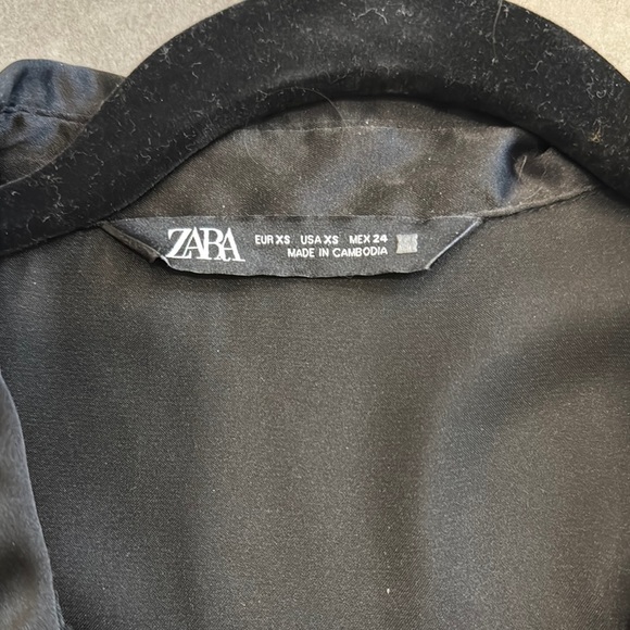 Zara Black Blouse with Textured Fabric and Relaxed Fit - Picture 3 of 4